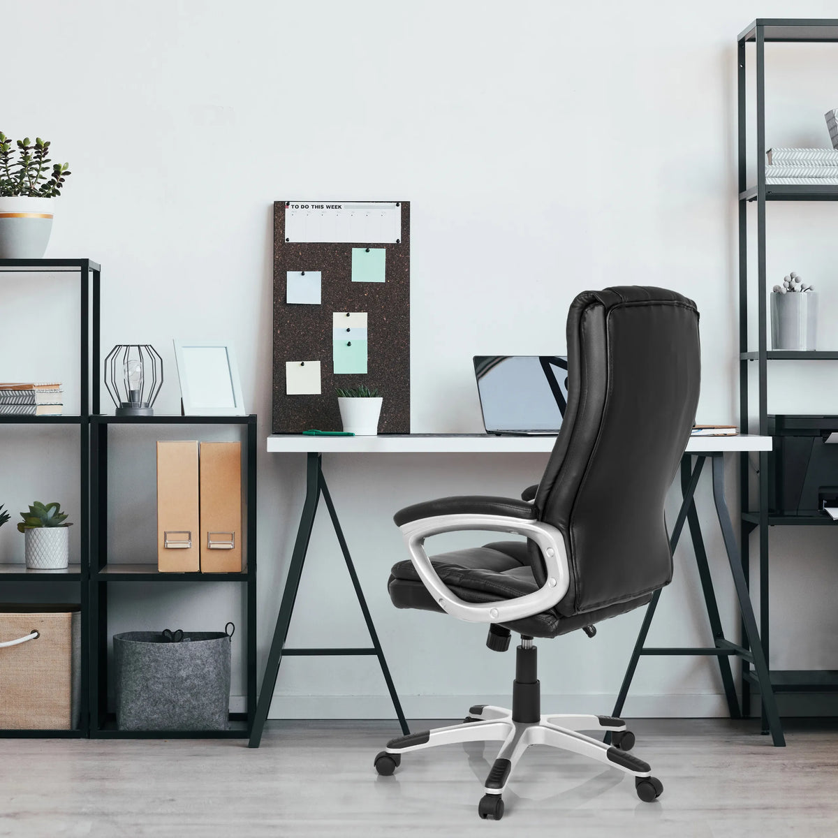 Siège de bureau à domicile RELAX CL150 noir avec piétement blanc et accoudoirs de MyBuero