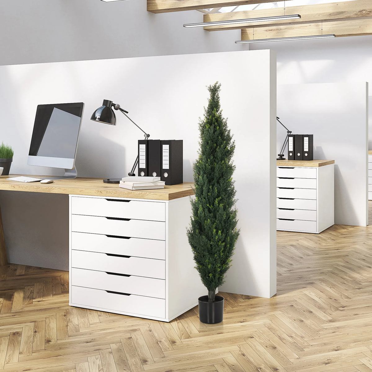 Plante artificielle verte CEDRUS dans un pot noir dans le bureau de hjh OFFICE