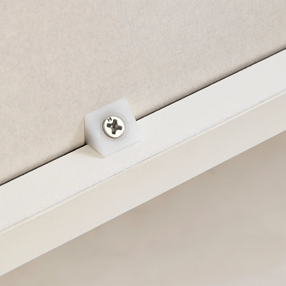 Fixation vissée sur le bord blanc du boîtier de la commode Hjelle K de hjh LIVING