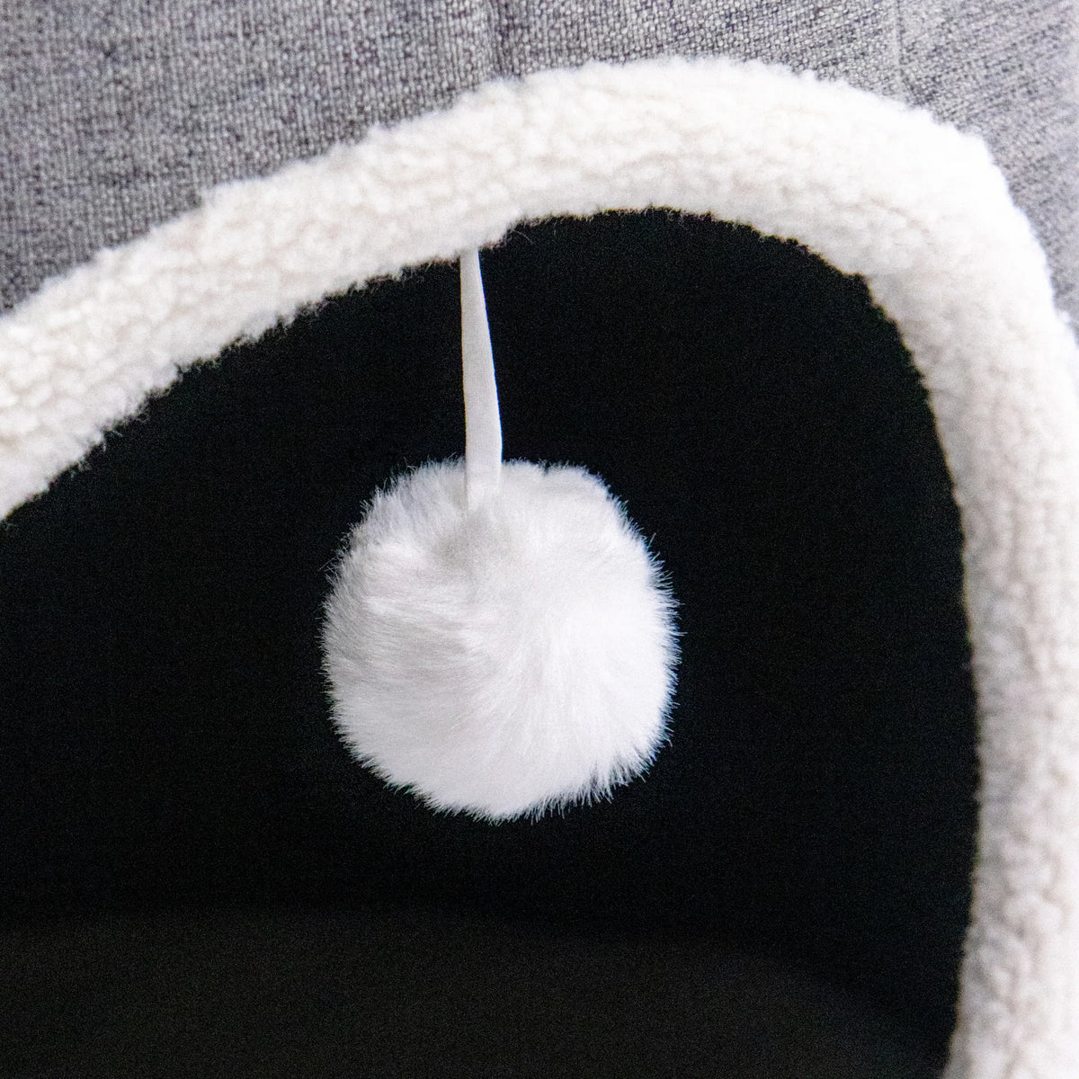 Balle de jeu blanche au bout d'une ficelle à l'intérieur de la grotte pour chat PAWY R de hjh LIVING