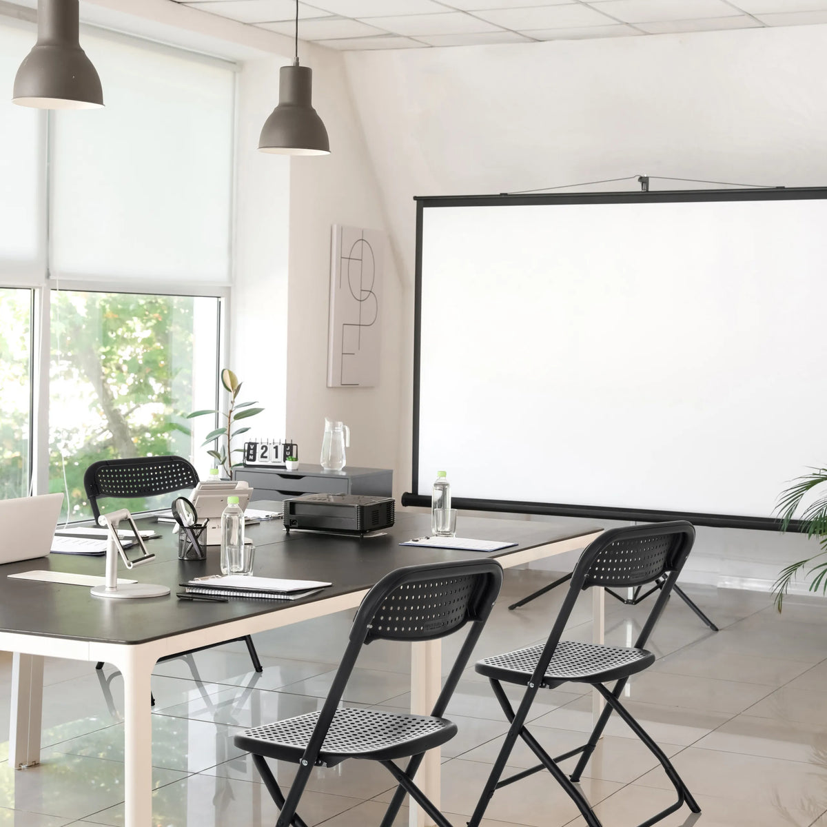 Deux chaises d'extérieur noires TUDELA XXL PRO avec assise perforée à une table de hjh OFFICE