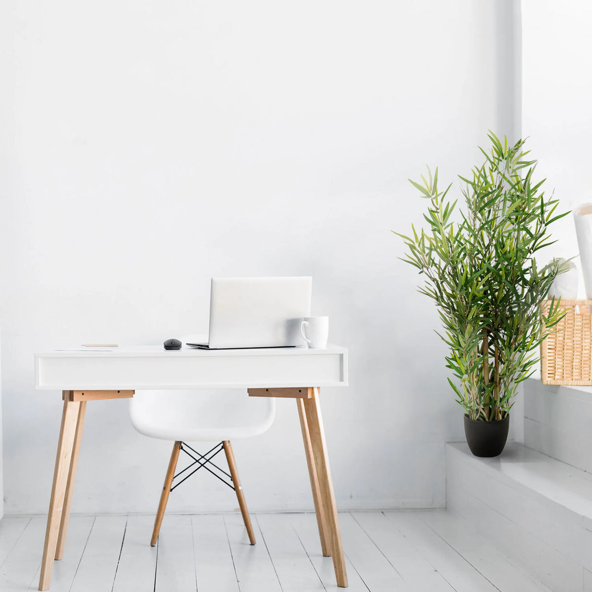 Plante artificielle verte MINI BAMBUS dans un pot noir à côté d'un bureau blanc de hjh OFFICE