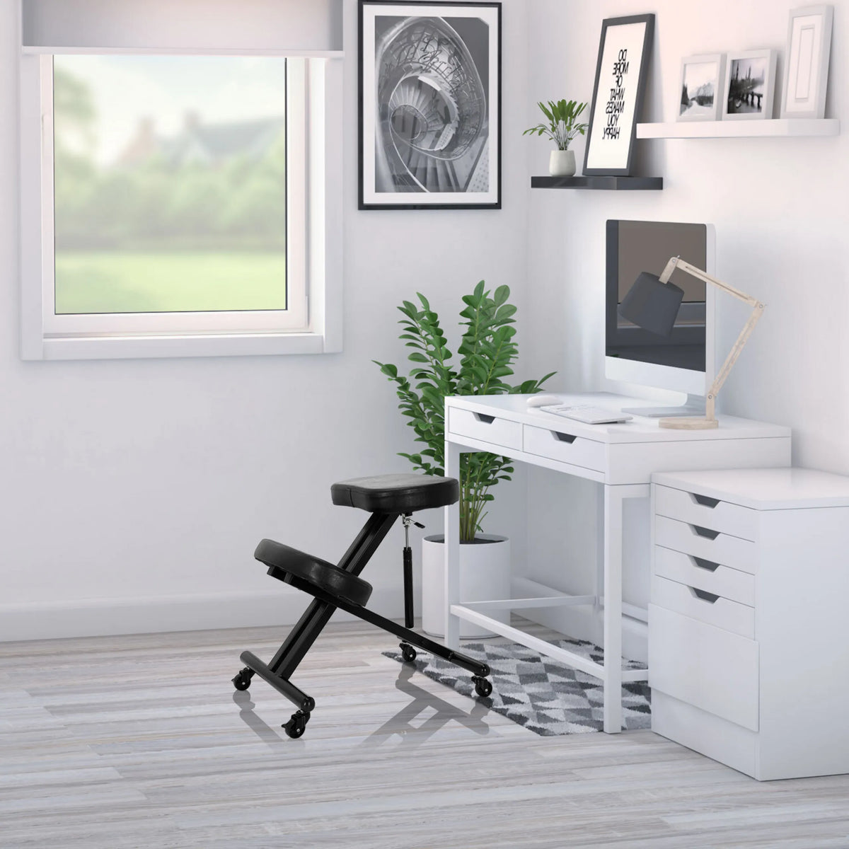 Tabouret à genoux ORTHONI noir avec roulettes dans un bureau lumineux devant un bureau blanc de hjh OFFICE