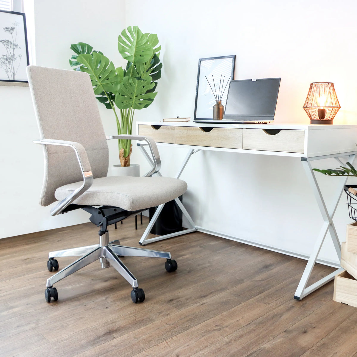 Siège de bureau de qualité professionnelle BESSONA en beige avec accoudoirs et roulettes devant un bureau blanc de hjh OFFICE