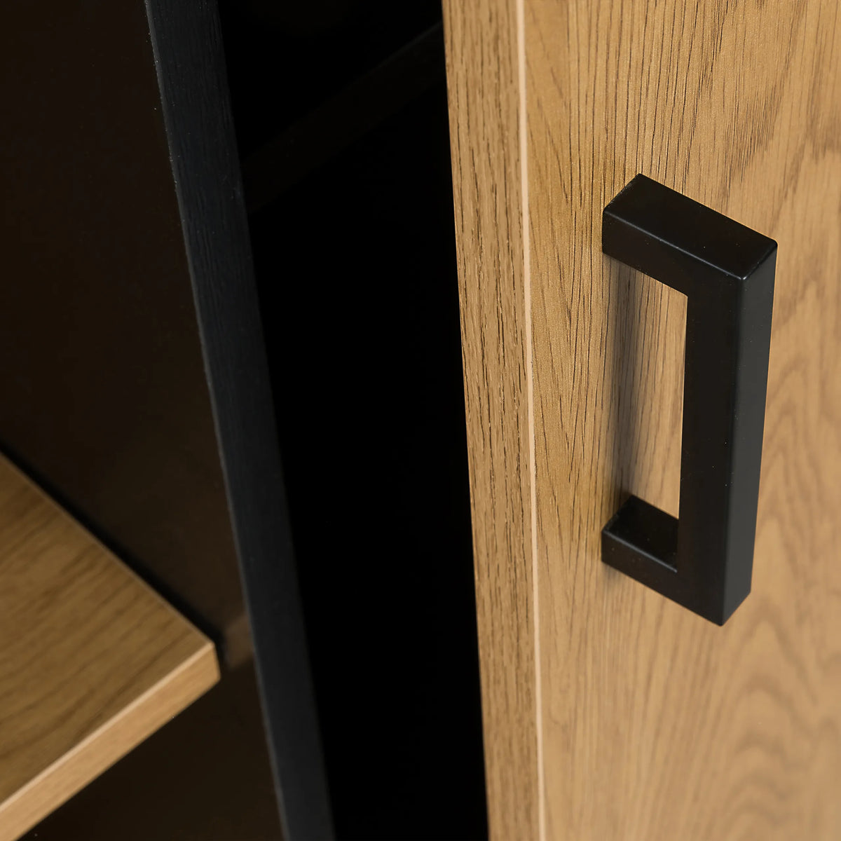 Poignée de porte noire sur la façade aspect chêne de l'Armoire de bureau AMIO H de hjh LIVING