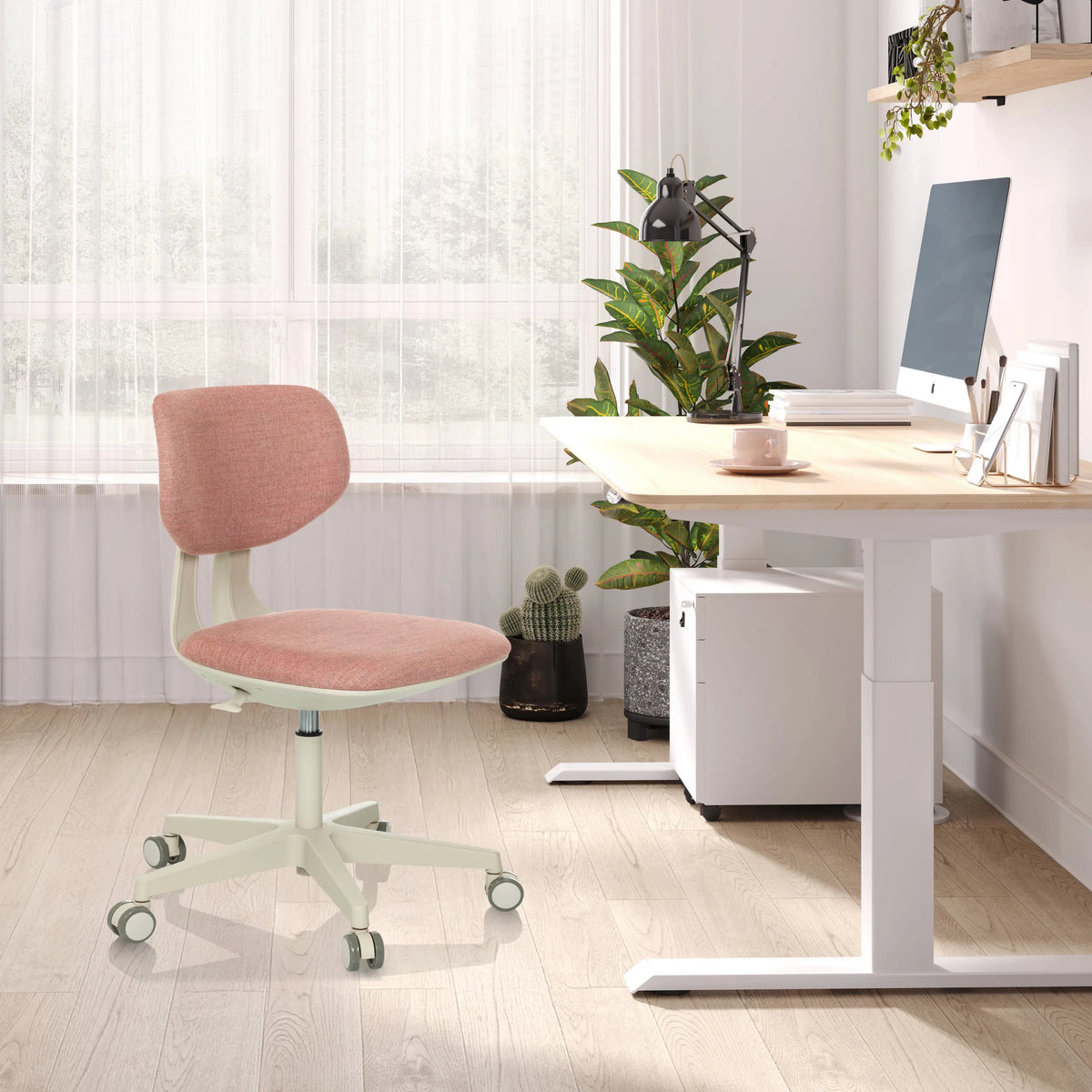 Chaise pivotante pour enfants KID CLASSIC rose avec structure blanche et roulettes à un bureau clair de hjh OFFICE
