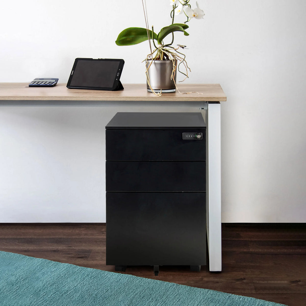 Caisson sur roulettes en métal noir COLOR OS I avec trois tiroirs sous un bureau de hjh OFFICE