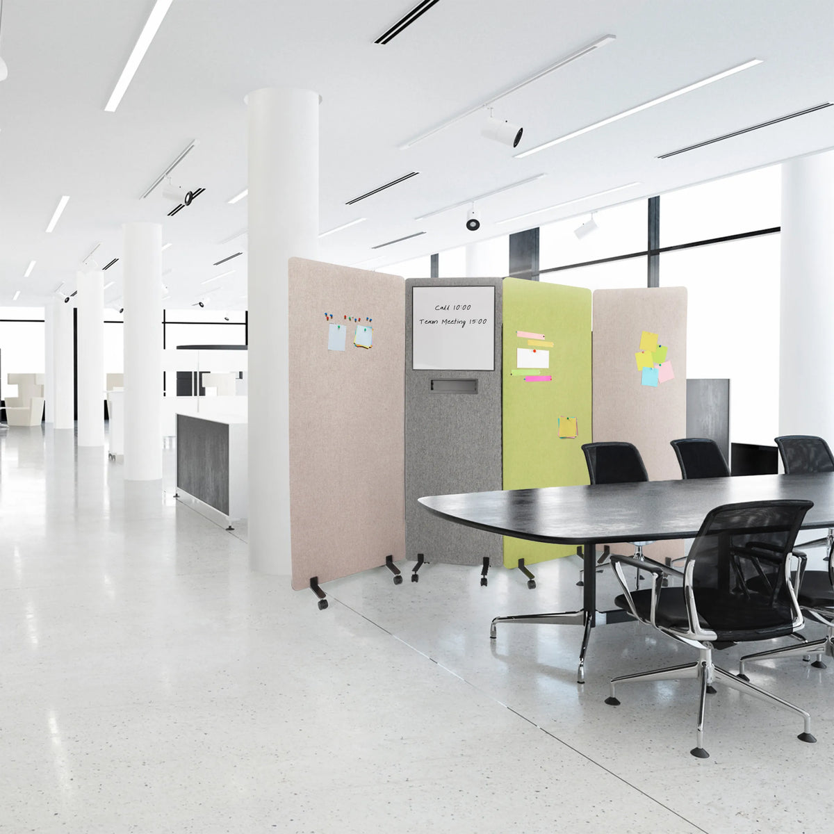 Cloisons de séparation FLEXMIUT WB gris clair sur roulettes avec tableau blanc intégré dans un bureau moderne de hjh OFFICE