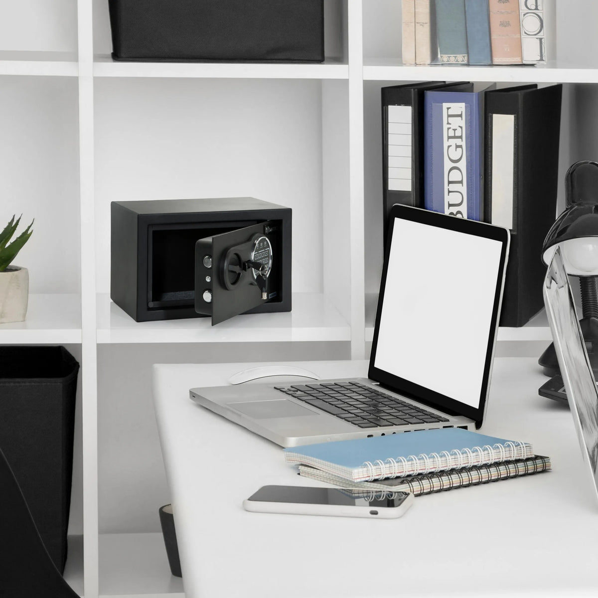 Coffre-fort noir SAFE COMPACT III avec porte ouverte et serrure à combinaison dans une étagère blanche de hjh OFFICE