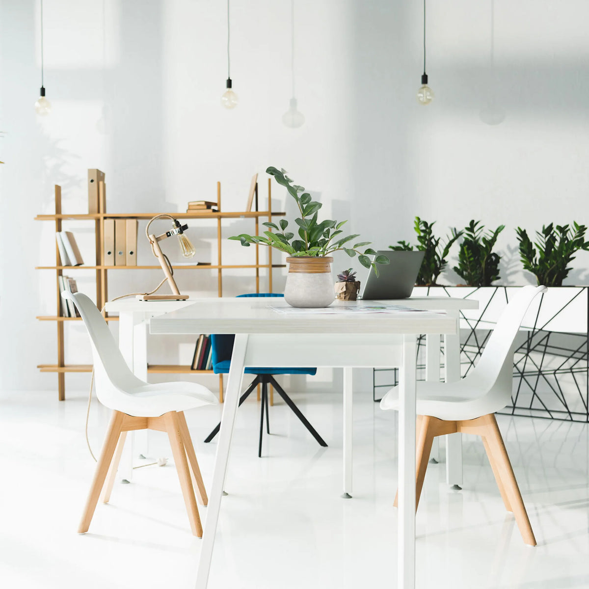 Plante artificielle verte ZAMIE dans un pot clair sur un bureau blanc de hjh OFFICE