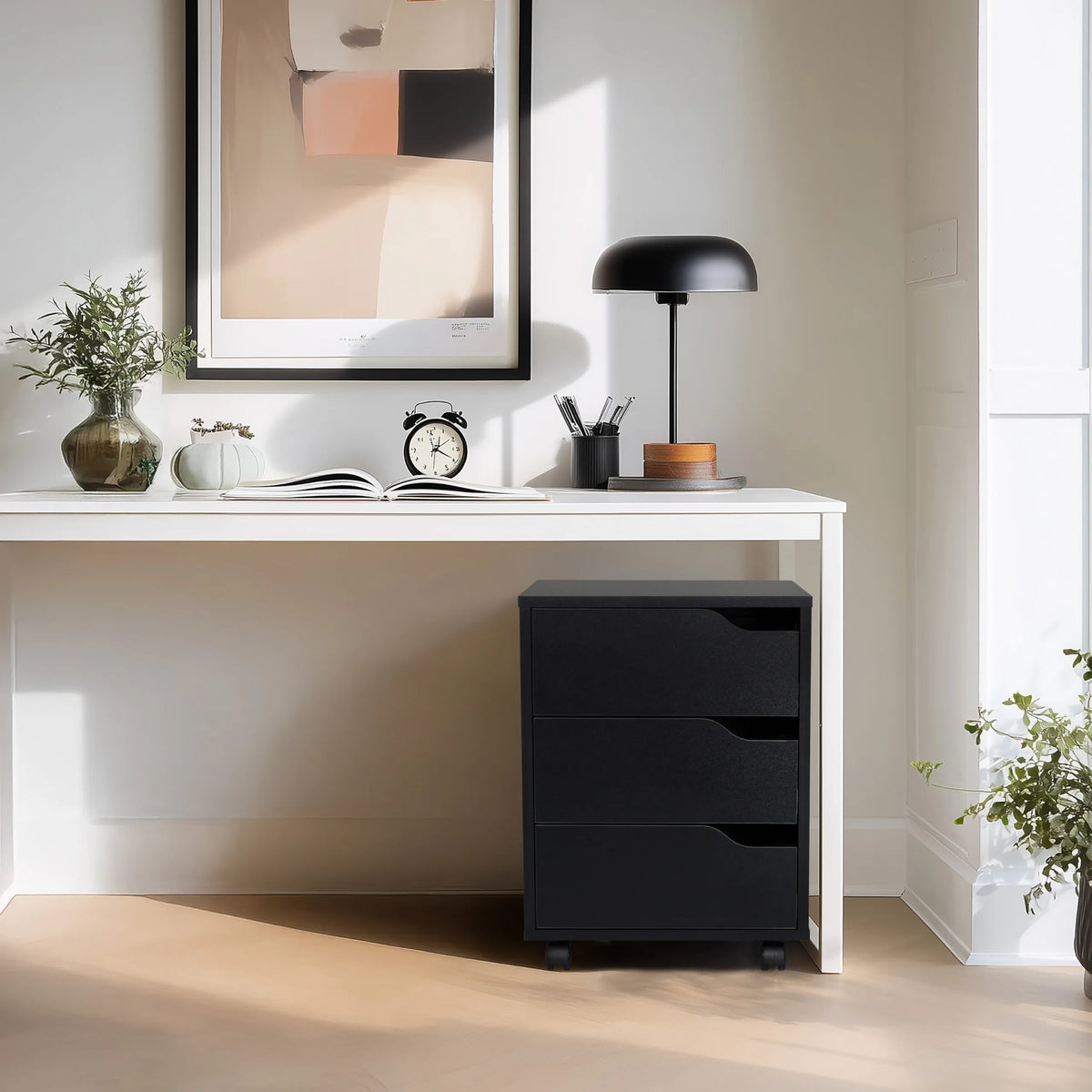 Caisson sur roulettes ORGANISER I noir avec trois tiroirs sous un bureau blanc de hjh OFFICE
