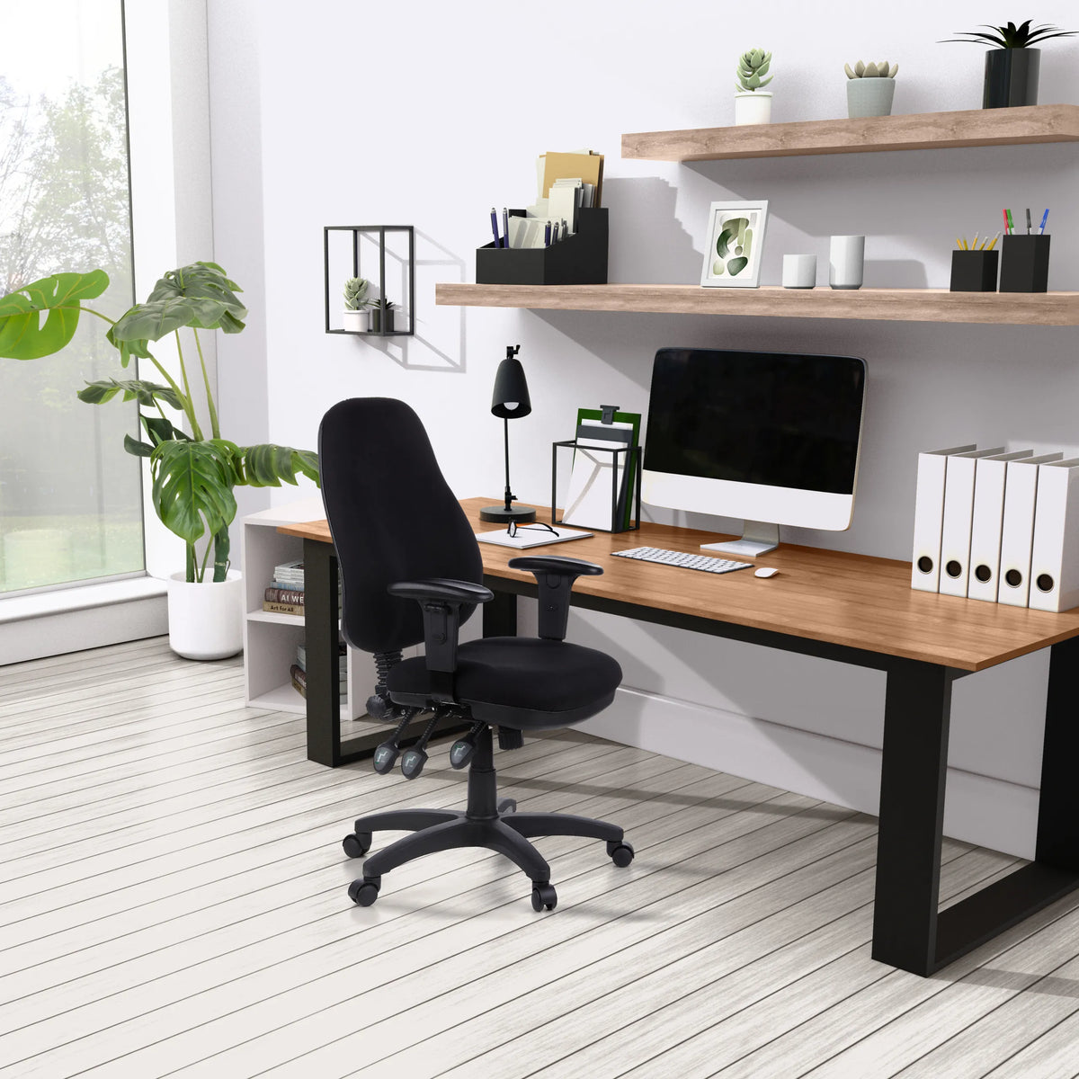 Siège de bureau de qualité professionnelle ZENIT PRO noir avec accoudoirs et roulettes à un bureau de hjh OFFICE