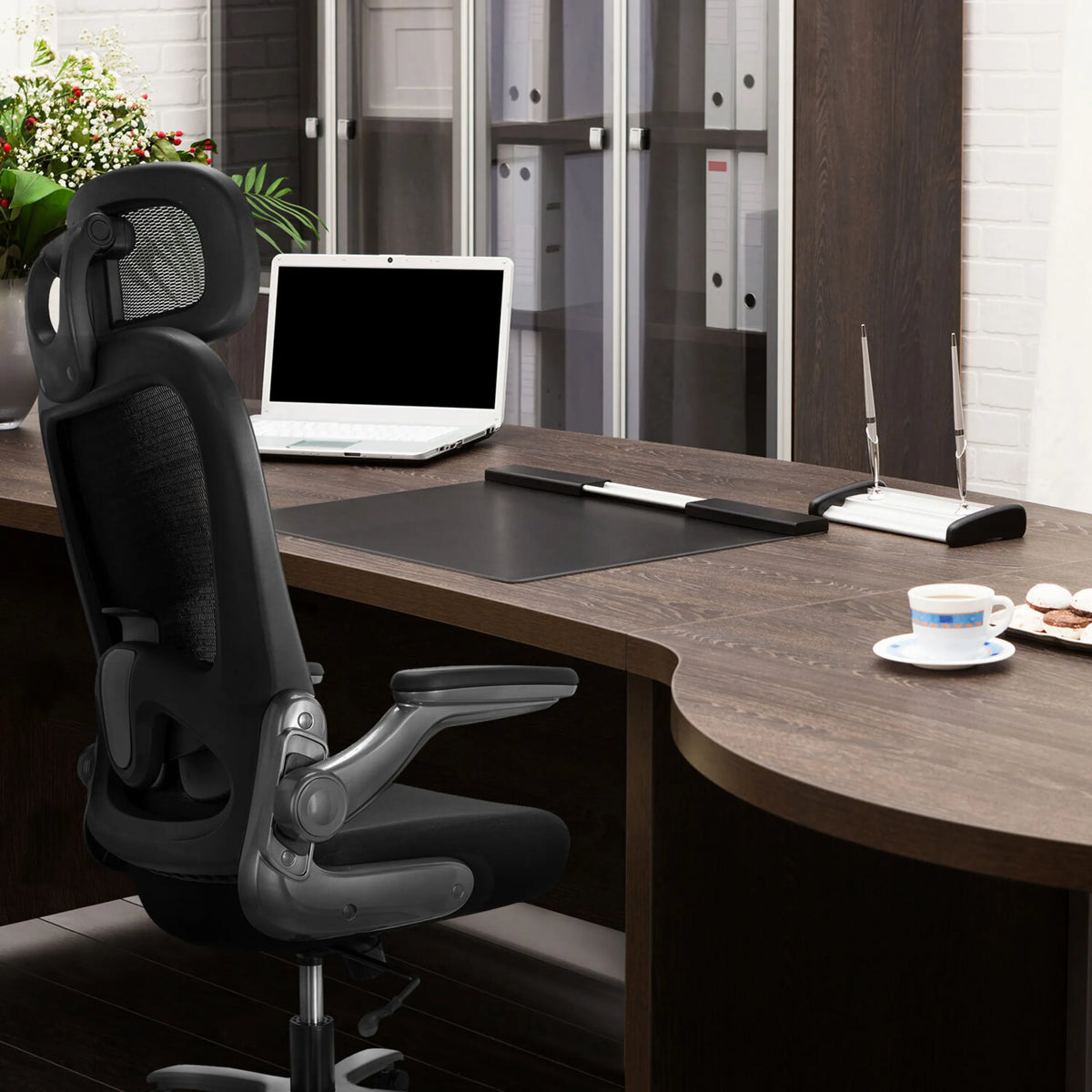 Siège pivotant XXL INSTRUCTOR T I PRO en noir avec dossier en maille à un bureau sombre de hjh OFFICE