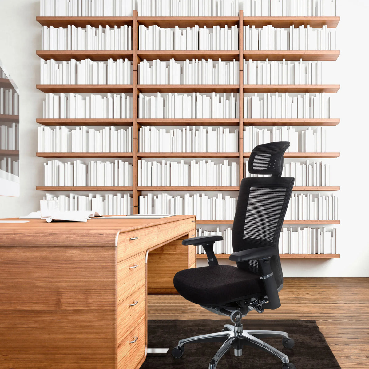Siège de bureau haut de gamme NOVA PRO I noir avec appuie-tête et dossier en maille devant un bureau en bois de hjh OFFICE