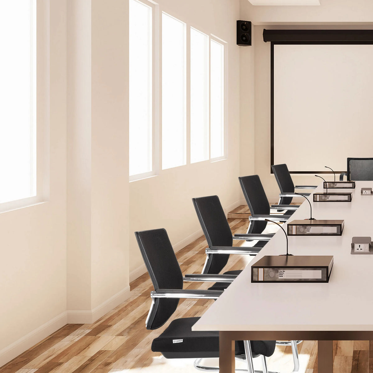 Chaises cantilever LEVIA V noires avec accoudoirs dans une salle de conférence de hjh OFFICE