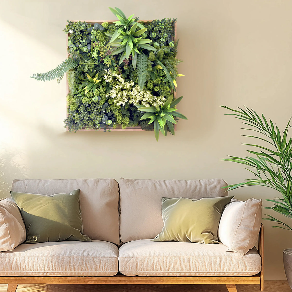 Tapis végétal vert LEAFLUXE WALL 1 sous forme de tableau mural carré au-dessus d'un canapé de hjh LIVING