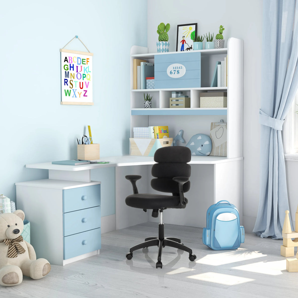 Chaise pivotante pour des enfants KID ERGOLINO B noire avec accoudoirs et roulettes à un bureau blanc de hjh OFFICE