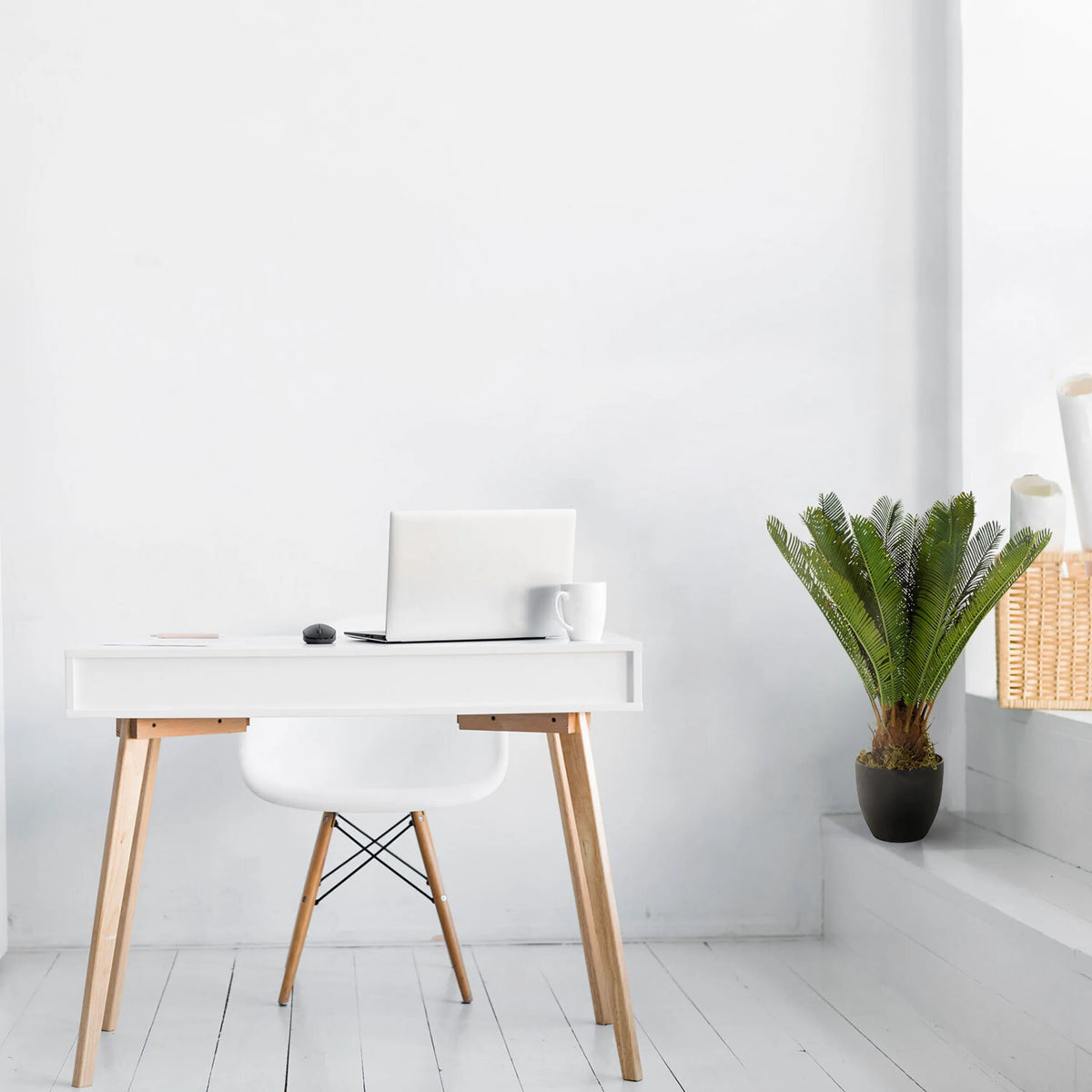 Plante artificielle verte CYCAS dans un pot noir à côté d'un bureau blanc de hjh OFFICE