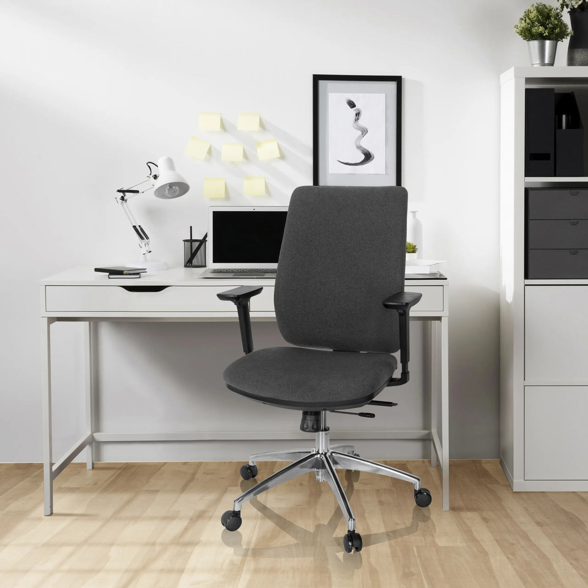 Siège de bureau de qualité professionnelle INTEGRIO I gris foncé avec accoudoirs et cinq roulettes de hjh OFFICE
