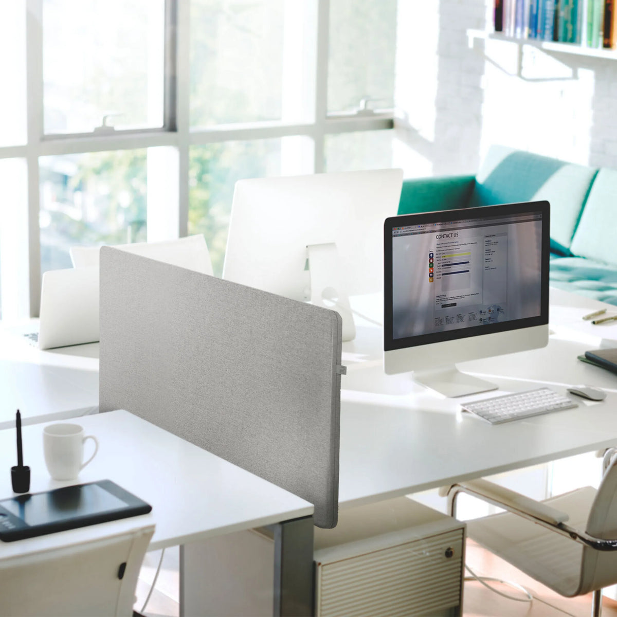Cloison de table FLEXMIUT D 120 gris clair chiné d'une largeur de 120 cm sur un bureau blanc de hjh OFFICE