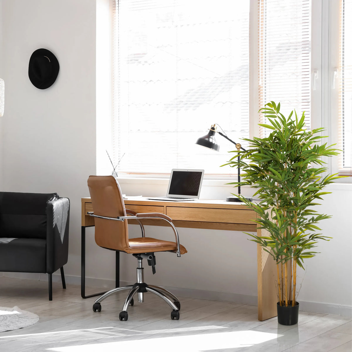 Plante artificielle verte BAMBUS II dans un pot noir dans un bureau à domicile de hjh OFFICE