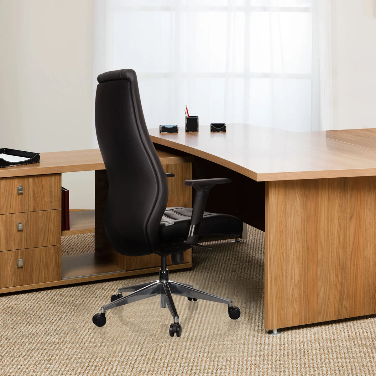 Siège de direction de qualité professionnelle VITORO noir avec accoudoirs et pied en étoile à un bureau de hjh OFFICE