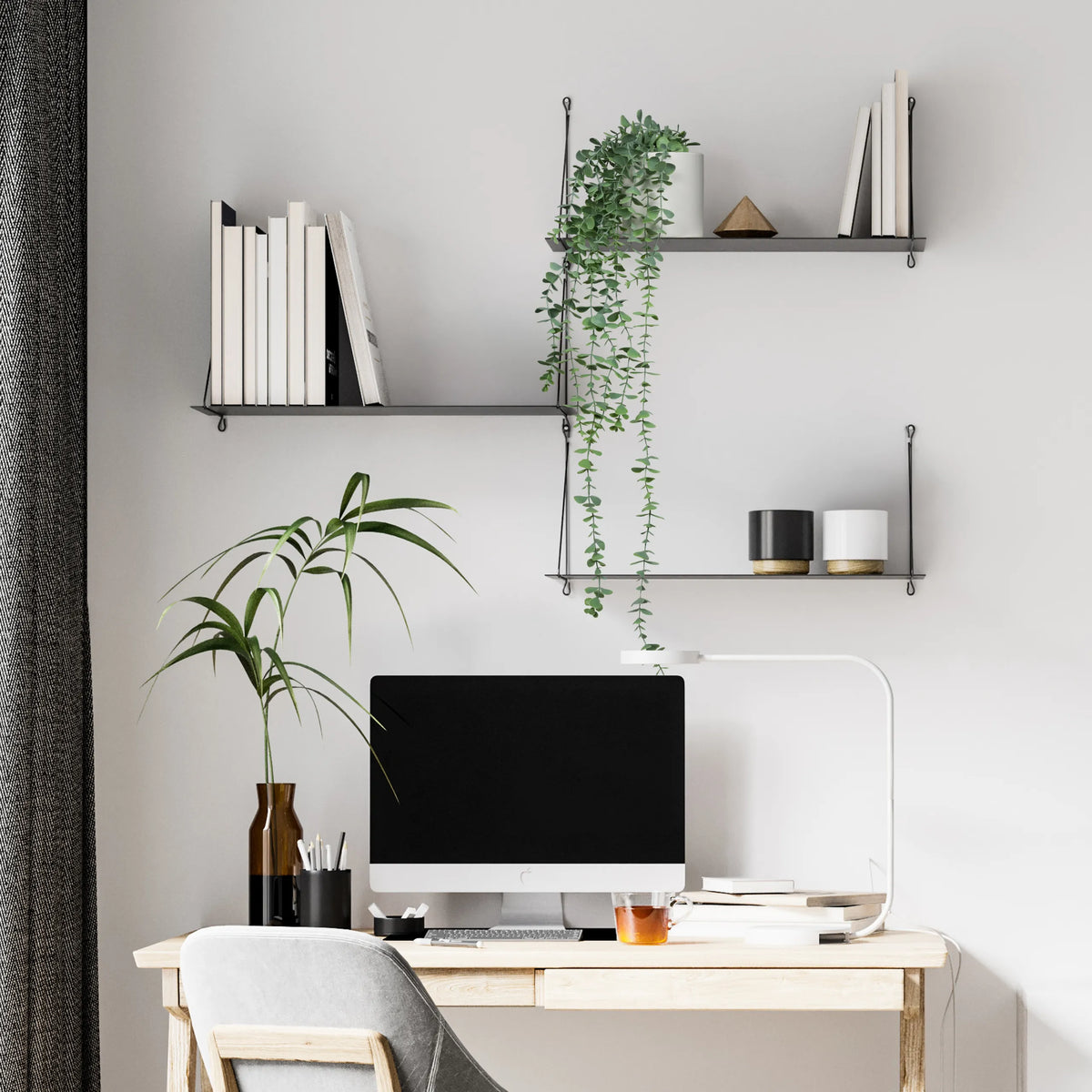 Grüne Kunstpflanze EUCALYPTUS CLIMB in einer braunen Vase auf einem Schreibtisch von hjh OFFICE