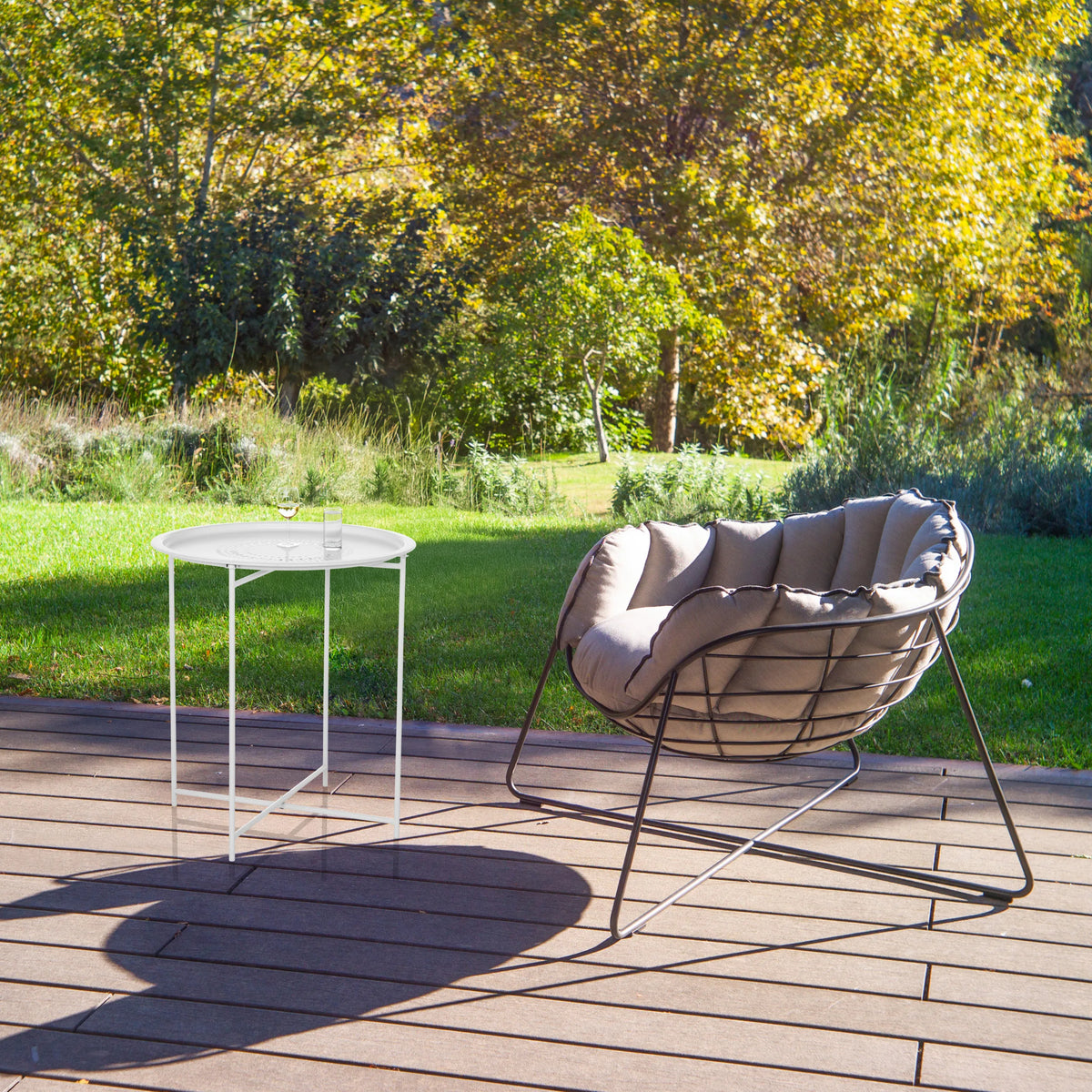 Table d'appoint ALLRUND blanche en métal avec plateau et piètement ronds de hjh LIVING