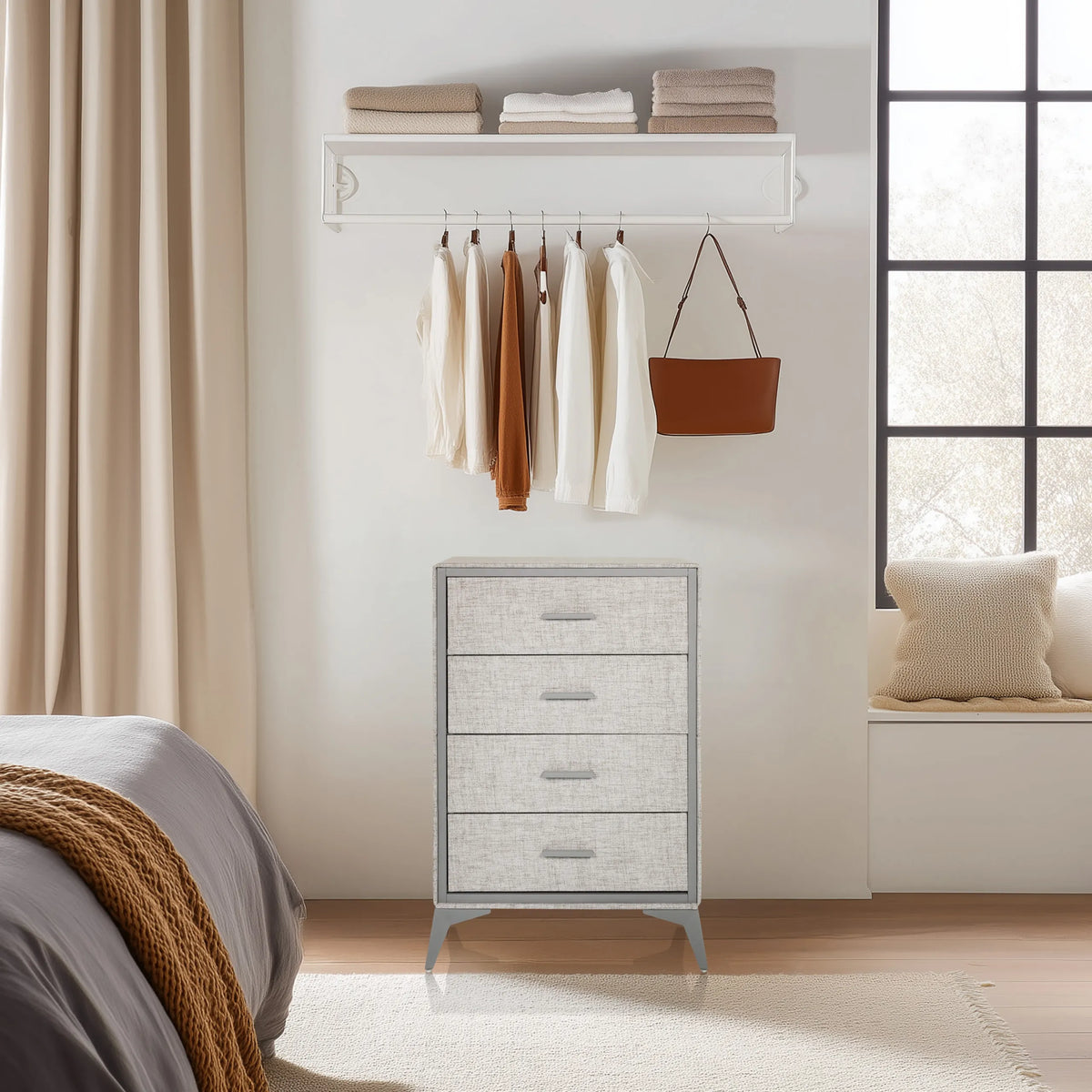 Commode grise SKUFFY avec quatre tiroirs et poignées argentées de hjh LIVING