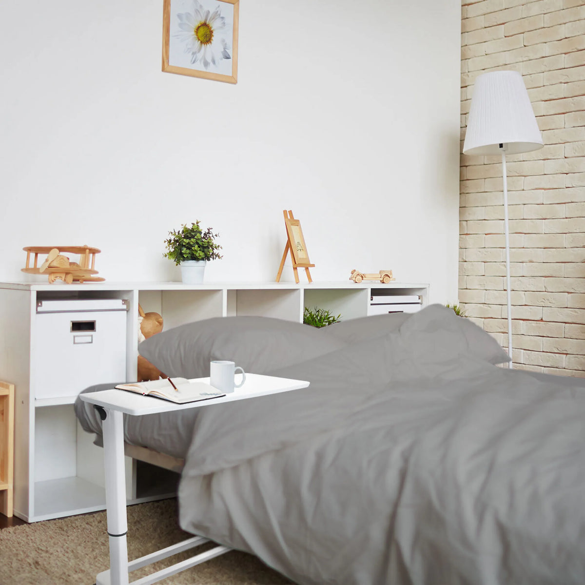 Bureau assis-debout blanc STAND II avec un carnet et une tasse sur le plateau de hjh OFFICE