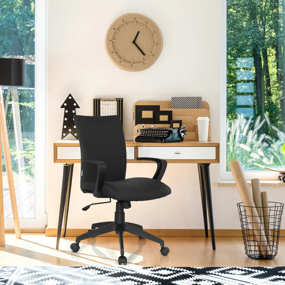 Siège de bureau à domicile SOFT noir avec accoudoirs et roulettes devant un bureau de hjh OFFICE