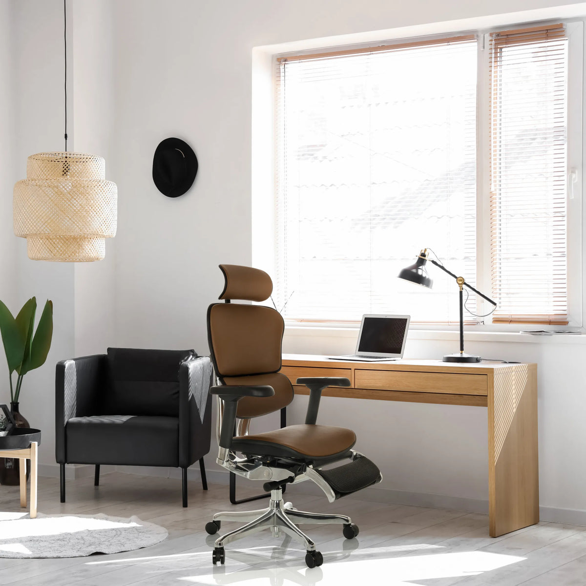 Siège de direction de luxe ERGOHUMAN PLUS LEGPRO GEN2 en cuir marron avec appuie-tête et piètement chromé de hjh OFFICE