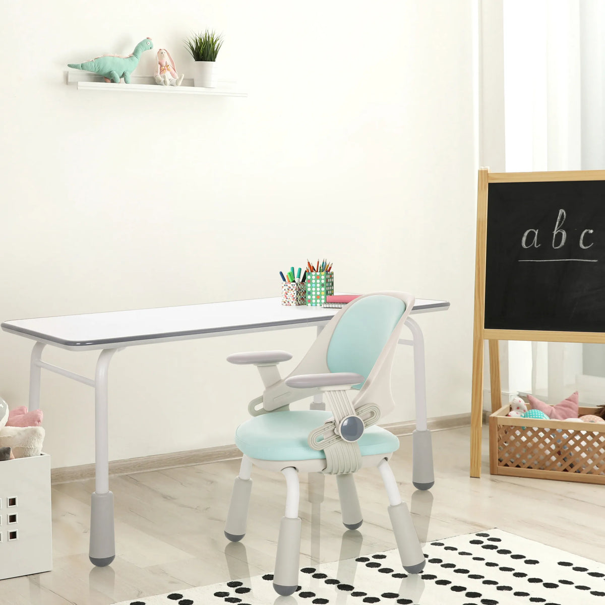 Bureau enfant KID GRO T en gris clair avec chaise enfant assortie en bleu clair et gris de hjh OFFICE