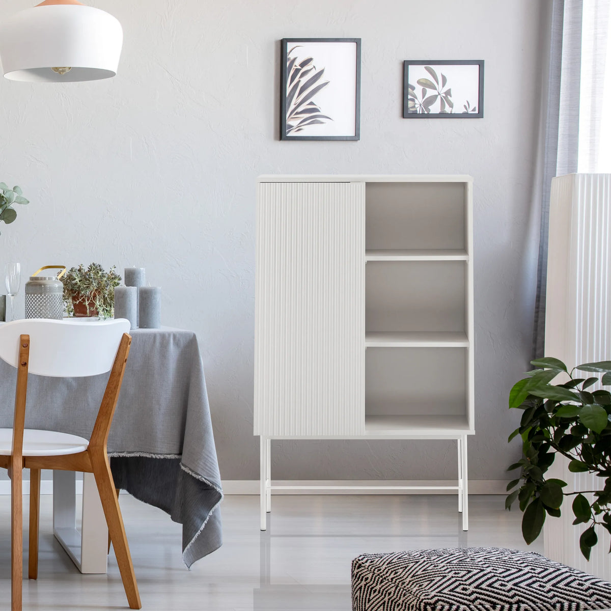 Étagère grise SIO avec une porte coulissante cannelée et des niches ouvertes de hjh LIVING