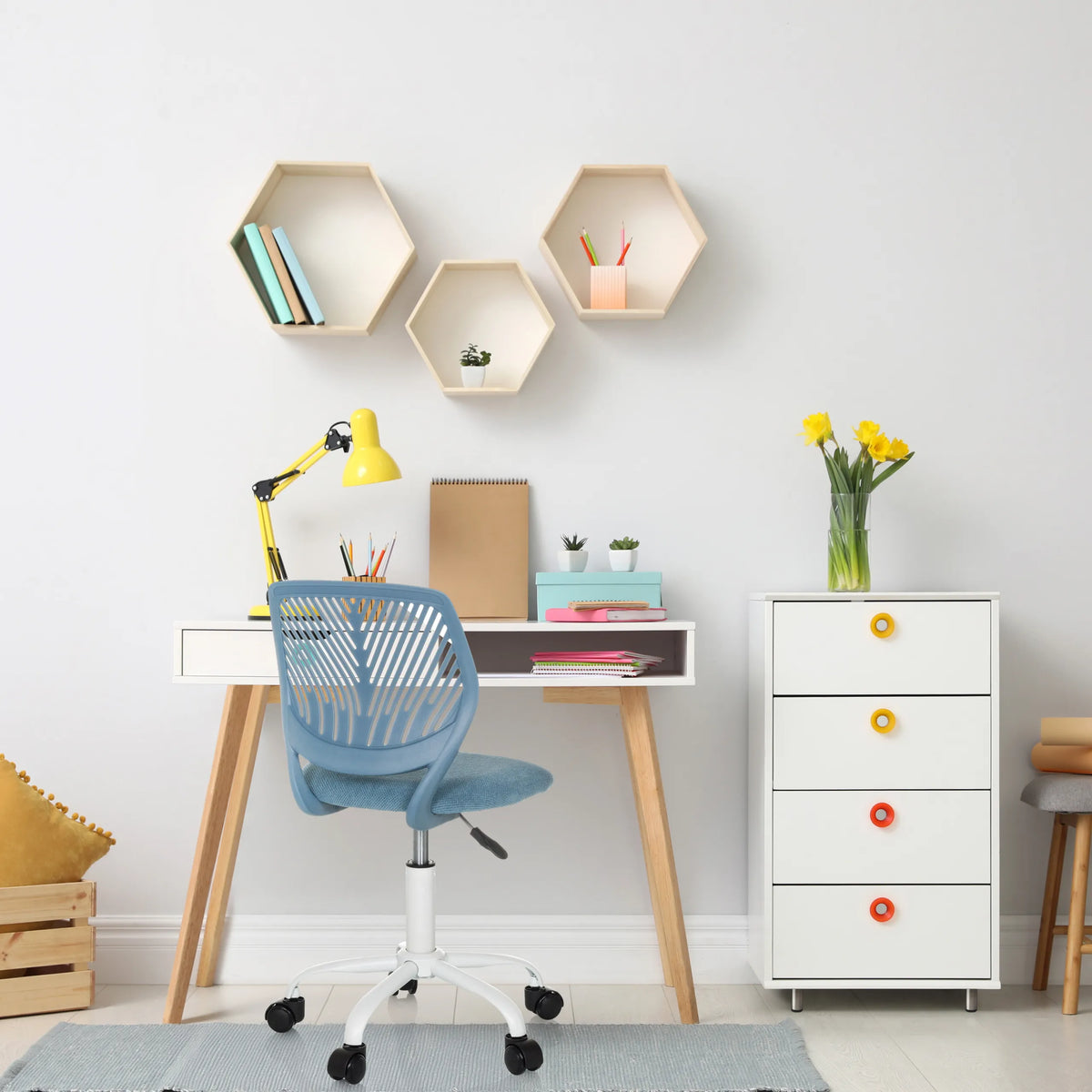 Chaise pivotante pour des enfants KID QW bleue avec pied en étoile blanc et roulettes de hjh OFFICE