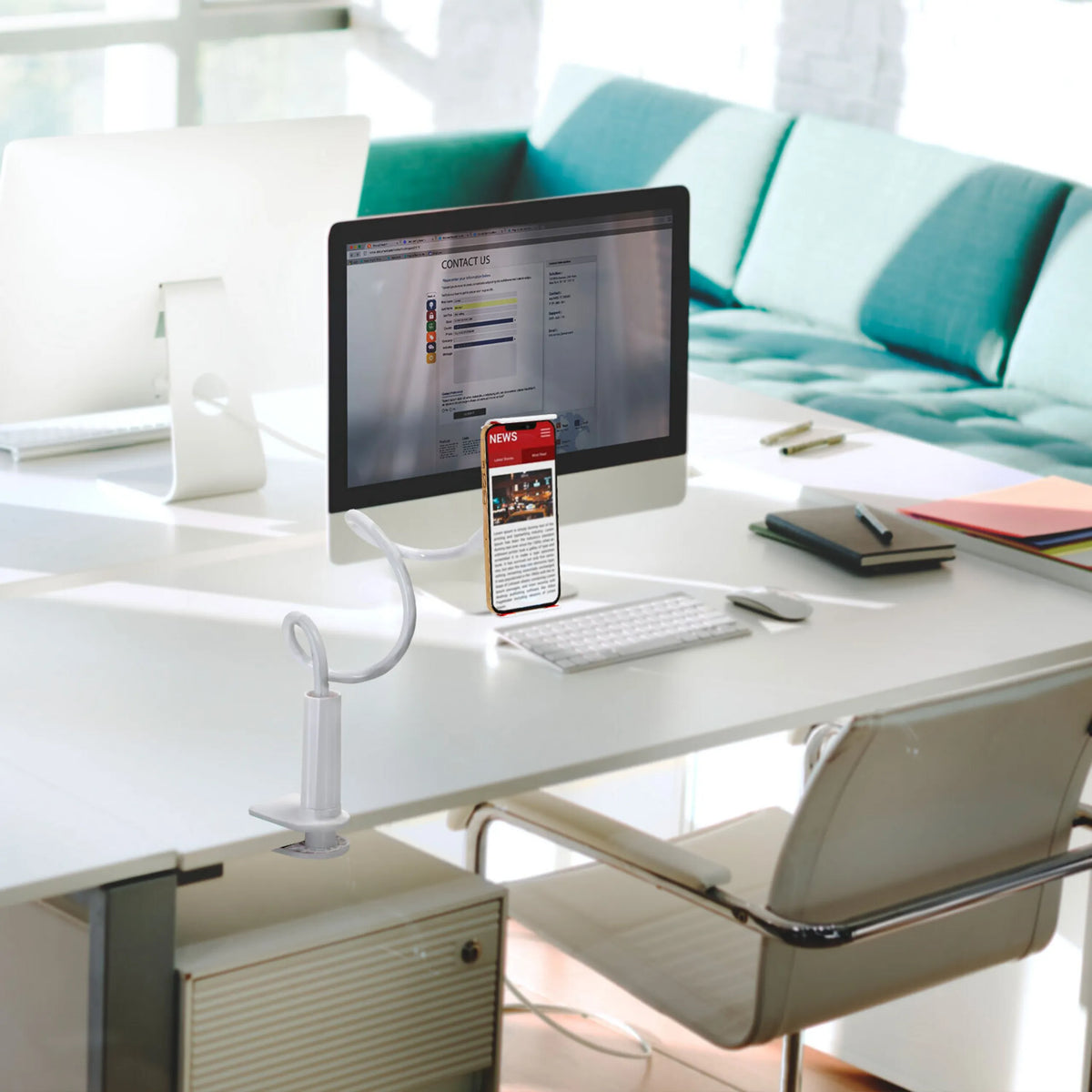 Weiße Handy- und Tablethalterung FLEXMOBI I an einem Schreibtisch mit Smartphone von hjh OFFICE