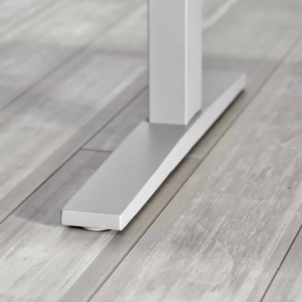 Silberfarbener Standfuß des elektrisch höhenverstellbaren Schreibtischs XMKA 16 G von hjh OFFICE PRO