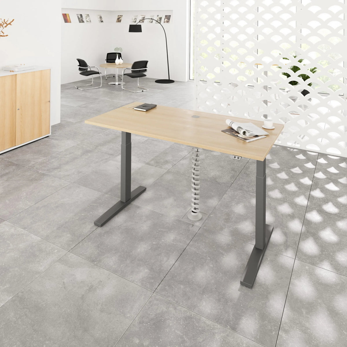 Bureau à réglage électrique de la hauteur XMKA 12 G en chêne rustique avec pieds gris de hjh OFFICE PRO
