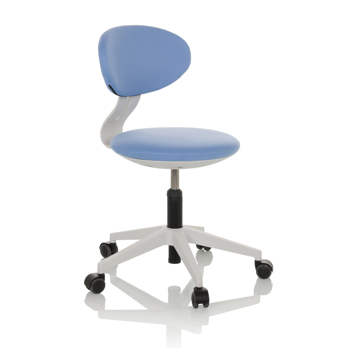 Chaise pivotante pour des enfants MINIMOVO bleue avec pied blanc et cinq roulettes de hjh OFFICE – vue à 360° (vue de trois quarts avant 45°)
