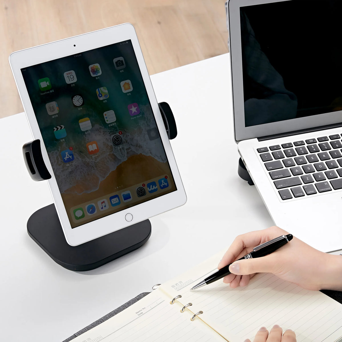 Support de téléphone portable & tablette FLEXMOBI IV noir avec tablette insérée sur un bureau blanc de hjh OFFICE