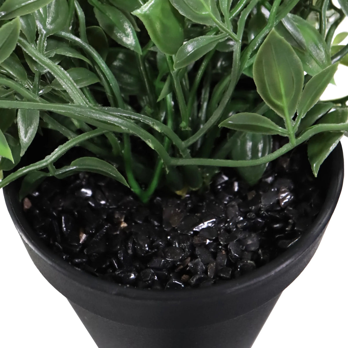 Feuilles vertes et petits cailloux décoratifs noirs de la plante artificielle Epipremnum Climb dans un pot noir de hjh OFFICE