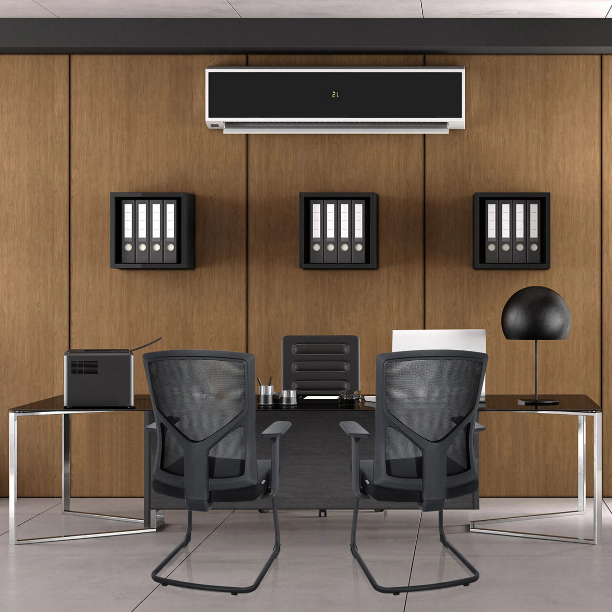 Deux chaises cantilever BRETON V B noires avec dossier en maille et accoudoirs de hjh OFFICE