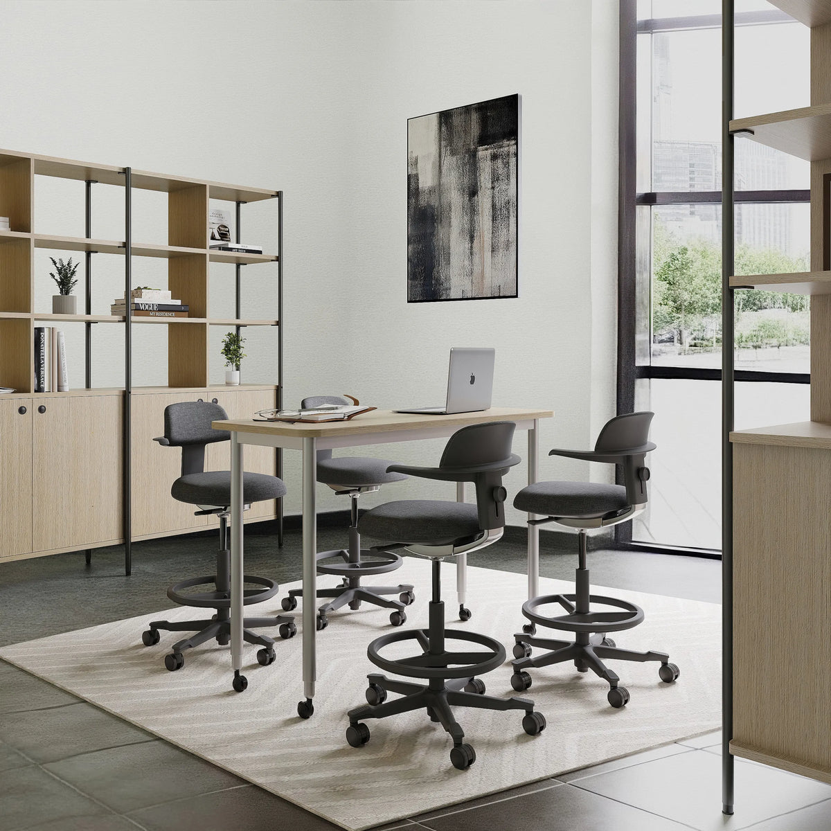 Quatre chaises de travail TOP WORK 40 gris foncé avec accoudoirs et repose-pieds à un bureau blanc de hjh OFFICE