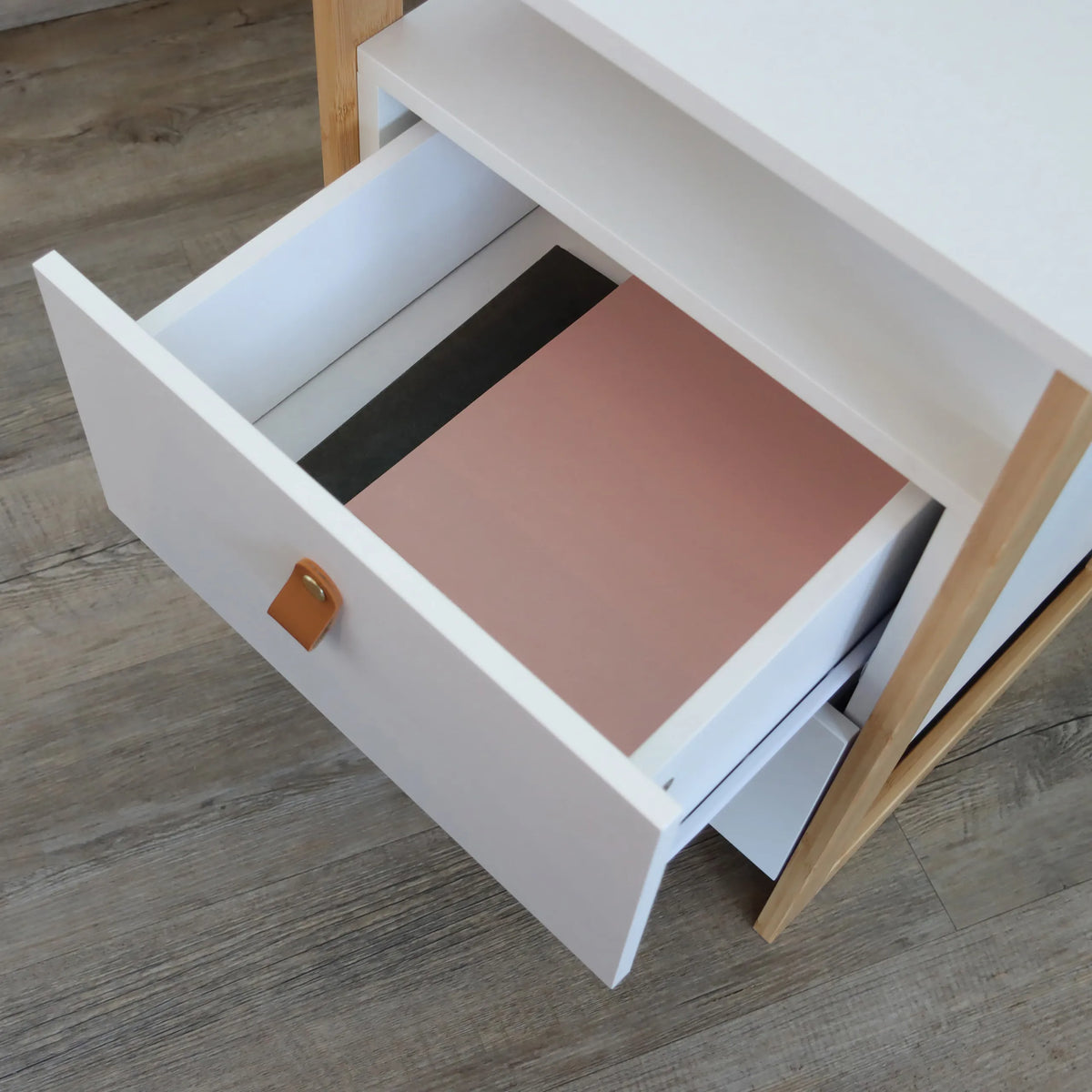 Tiroir blanc ouvert avec poignée en cuir marron de la Table d'appoint TAROLO III de hjh LIVING