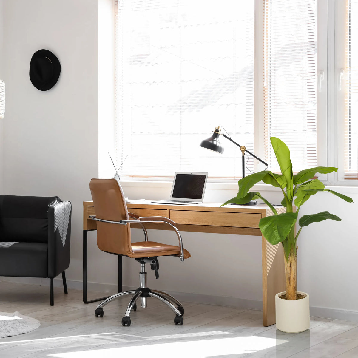 Plante artificielle verte BANANE I dans un pot clair à côté d'un bureau de hjh OFFICE