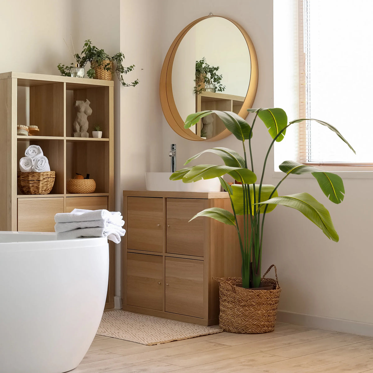 Plante artificielle verte BANANE dans un panier tressé dans la salle de bain de hjh OFFICE