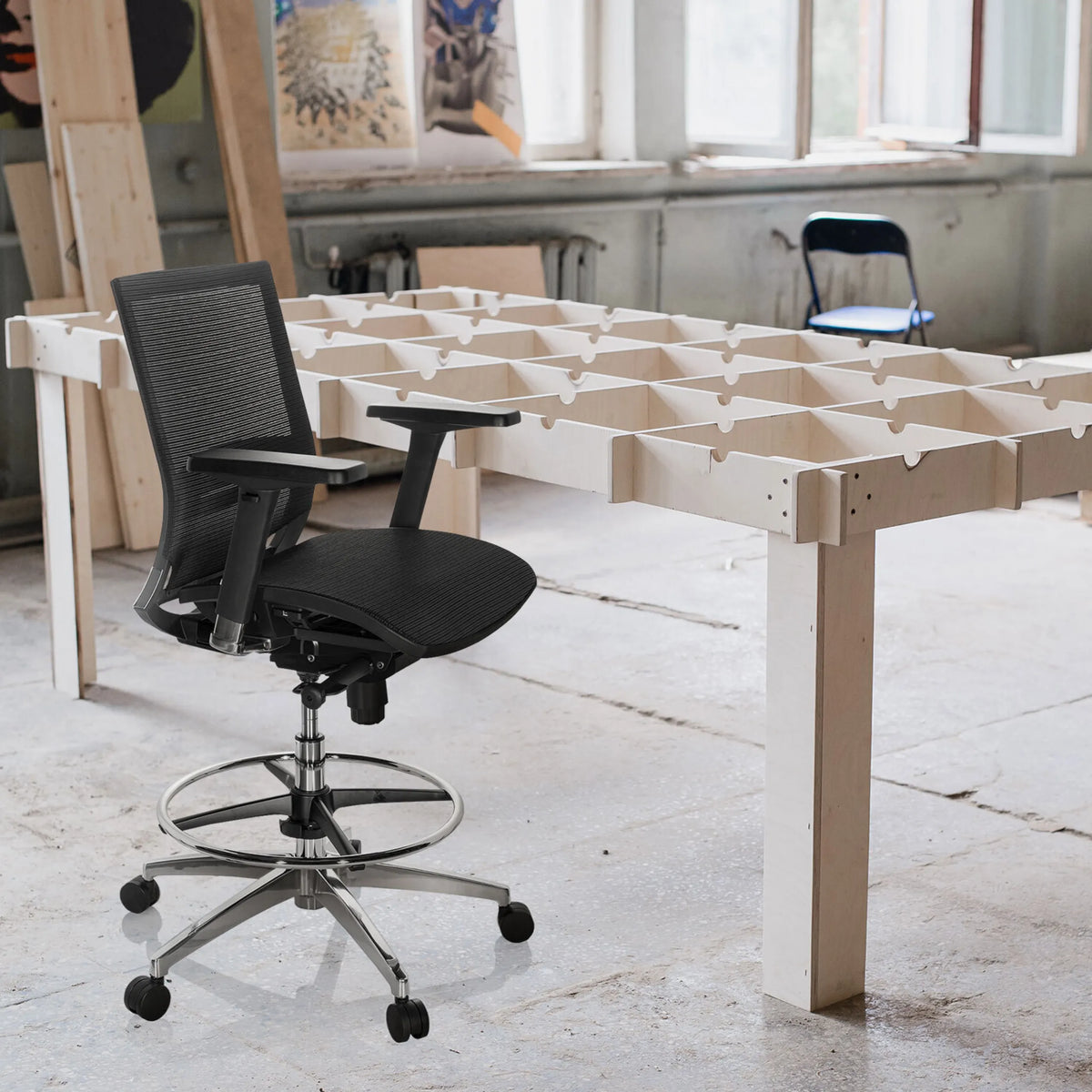 Chaise de comptoir TOP WORK 78 noire avec dossier en maille, accoudoirs et repose-pieds de hjh OFFICE