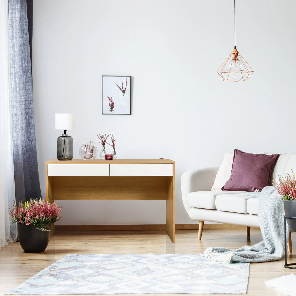 Bureau BERGA en blanc et chêne avec deux tiroirs dans un espace de vie de hjh LIVING