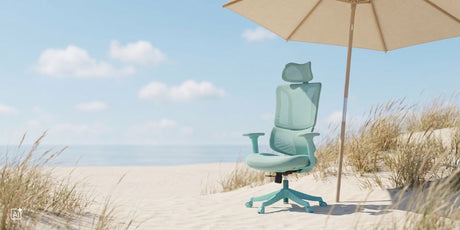Ein Bürostuhl steht am Strand