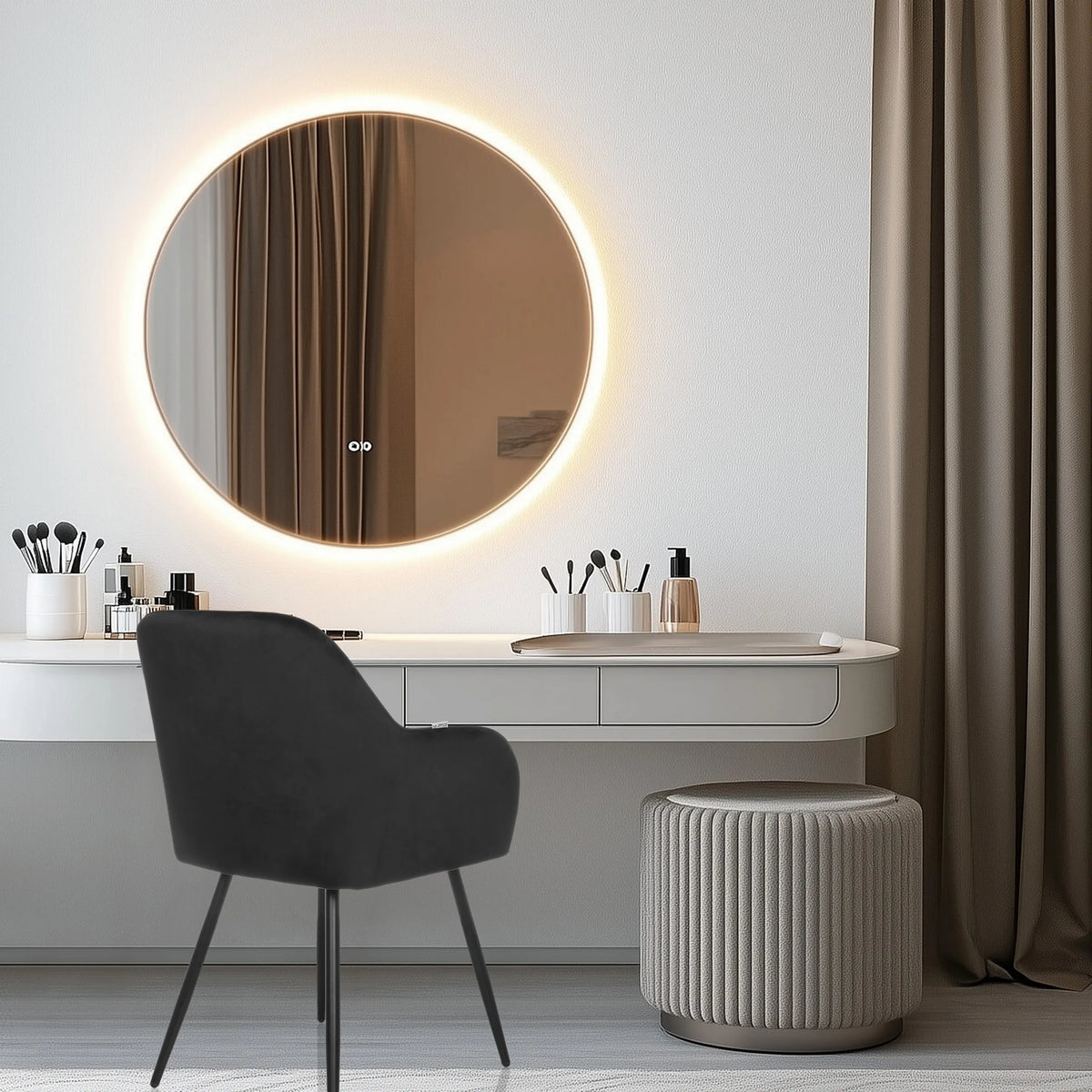 Chaise de salle à manger noire CHARVELLE devant une coiffeuse blanche avec un miroir rond et un tabouret de hjh LIVING